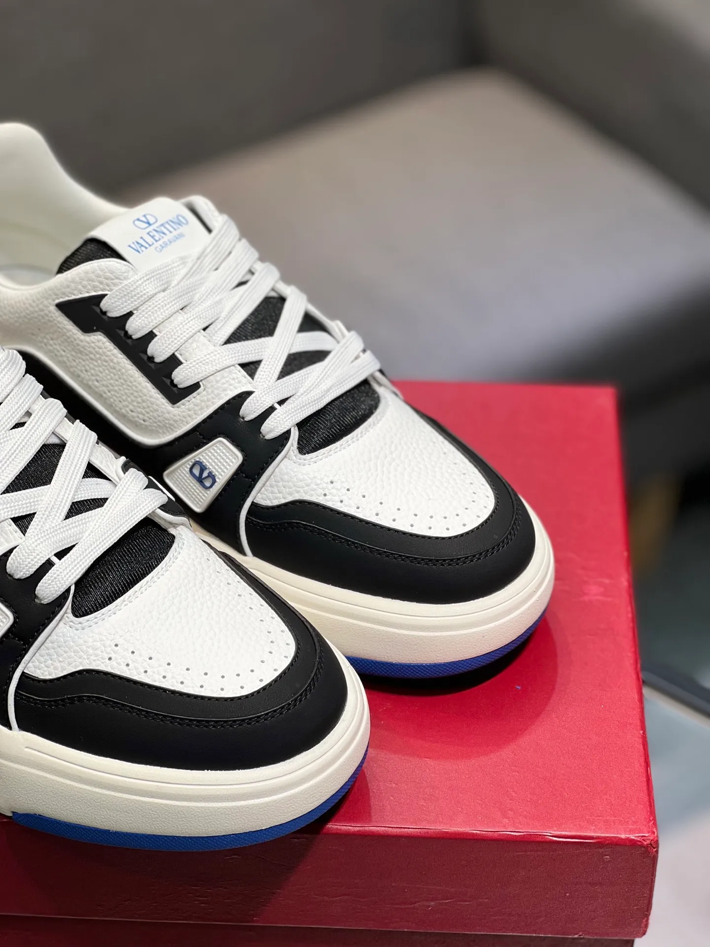 Men's men's shoes 💰660 𝑽𝒂𝒍𝒆𝒏𝒕𝒊𝒏𝒐 Valentino 𝑶𝒏𝒆𝑺𝒕𝒖𝒅 Couple's sneaker series Valentino 2025 latest couple's sneakers, celebrity style, hot sale. The original ZP was purchased and dismantled. Repeated pattern making and modification. I strive to restore the original version 1:1! Top luxury masterpiece, soft and comfortable, combining fashion and leisure, bringing excellent elegant texture and excellent on-foot comfort. Top purchase version upper: imported calfskin surface/original oil edge craftsmanship. Inner: water-dyed cowhide lining. Outsole: original development 𝐓𝐏𝐔 two-color combination outsole. Packaging: original configuration complete package. Code number: 35-44 yards. 34.45 can be customized. Can be customized (self-labeled-no label) order.